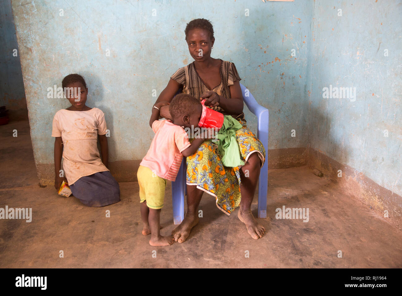 Il villaggio di Samba, Provincia Yako, Burkina Faso; Sally Zoundi, 35, con il suo bambino Salomon Zoundi, 15 mesi, e sua figlia Zalissa Zoundi, 10. Foto Stock