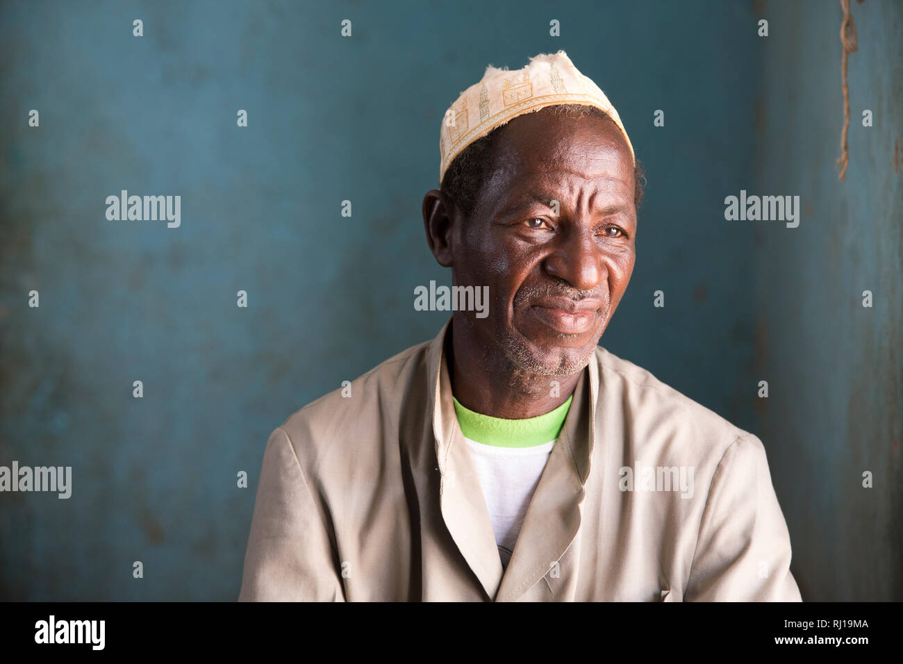Il villaggio di Samba, Provincia Yako, Burkina Faso, Salamata il padre Zoundi Ram, 61, presidente del team di nutrizione comitato. Foto Stock