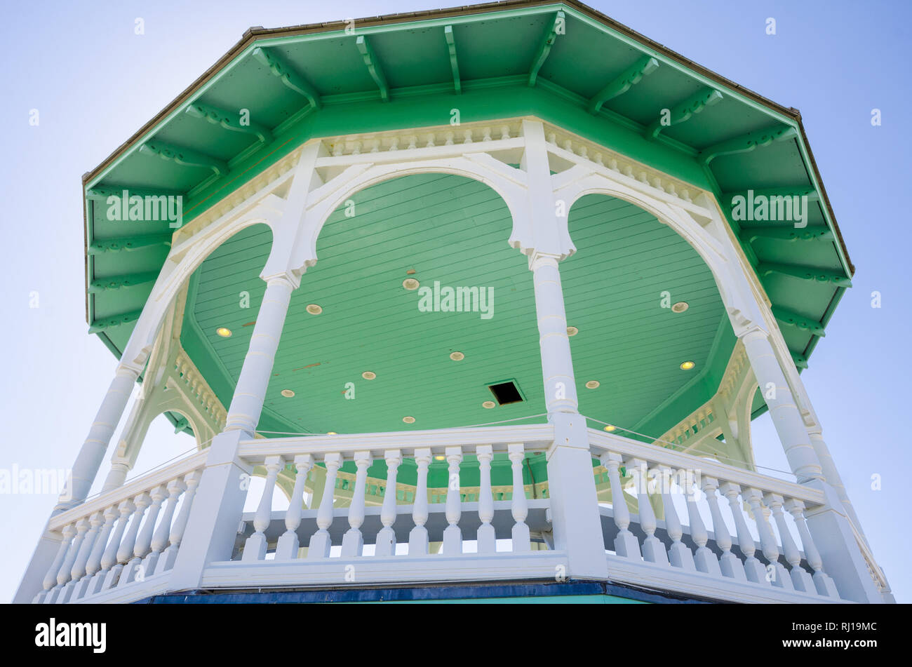 Marthas Vineyard, MA - Aprile 7, 2018: Verde padiglione gazebo situato in Ocean Park su una soleggiata giornata di primavera Foto Stock