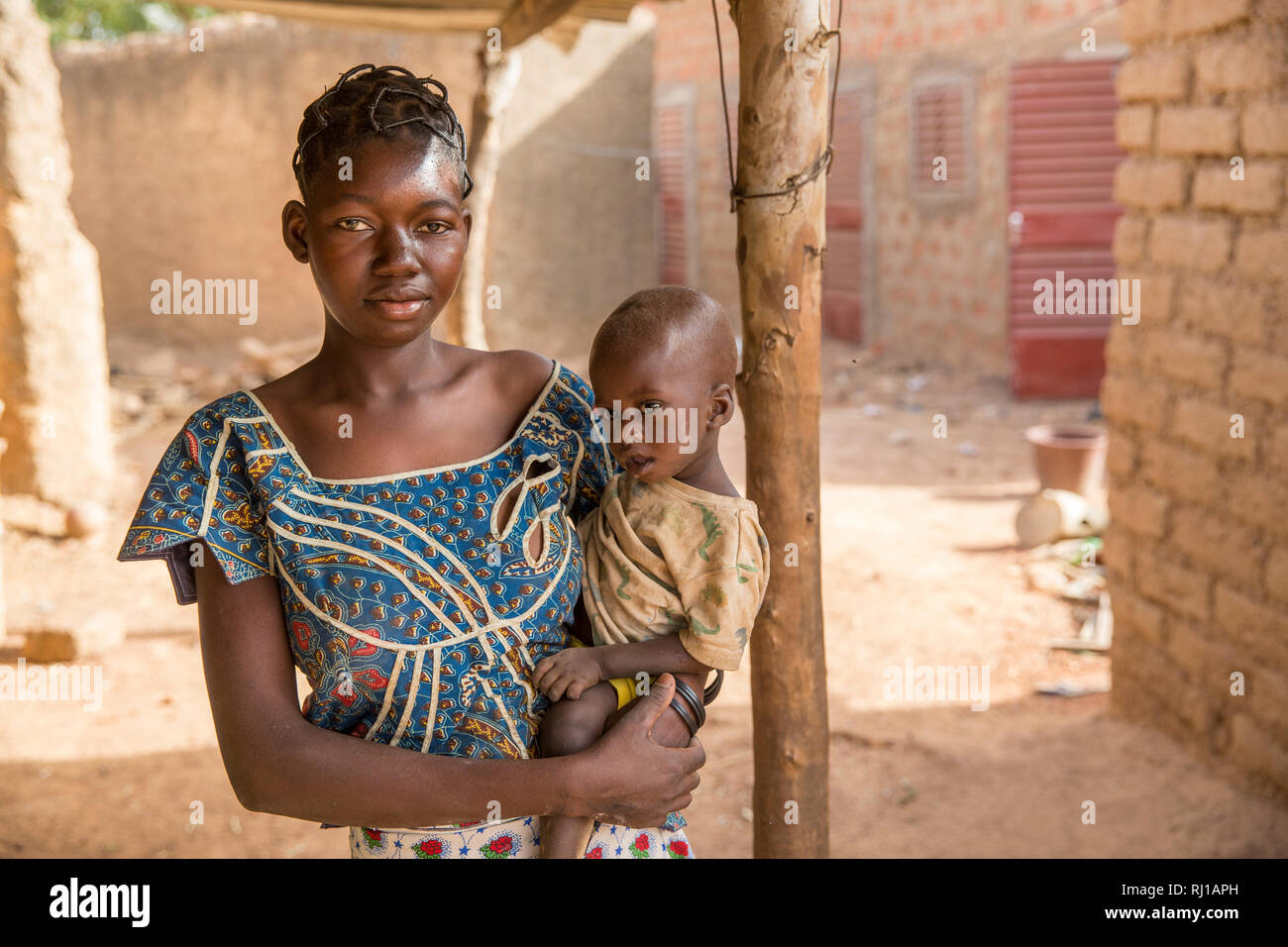 Il villaggio di Samba, Provincia Yako, Burkina Faso: Abzetta Sondo, 19, ed il suo bambino Noel Nougtara, 15 mesi. Il bambino soffre di malnutrizione acuta Foto Stock
