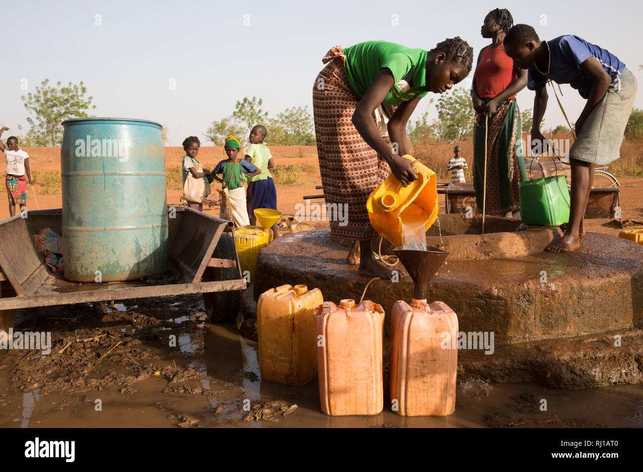 Il villaggio di Samba, Provincia Yako, Burkina Faso: Abzetta Sondo, 19, preleva acqua per la sua famiglia. Foto Stock