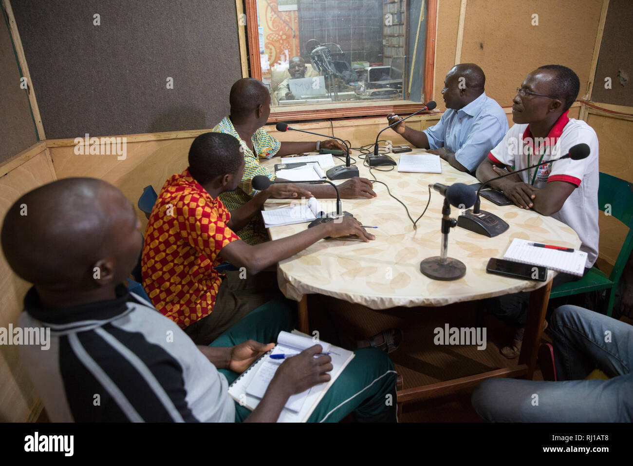 Yako town, Burkina Faso : educativo programma radio su nutrizione e sicurezza alimentare essendo trasmesso in diretta a Radio Natigmbzanga. Foto Stock