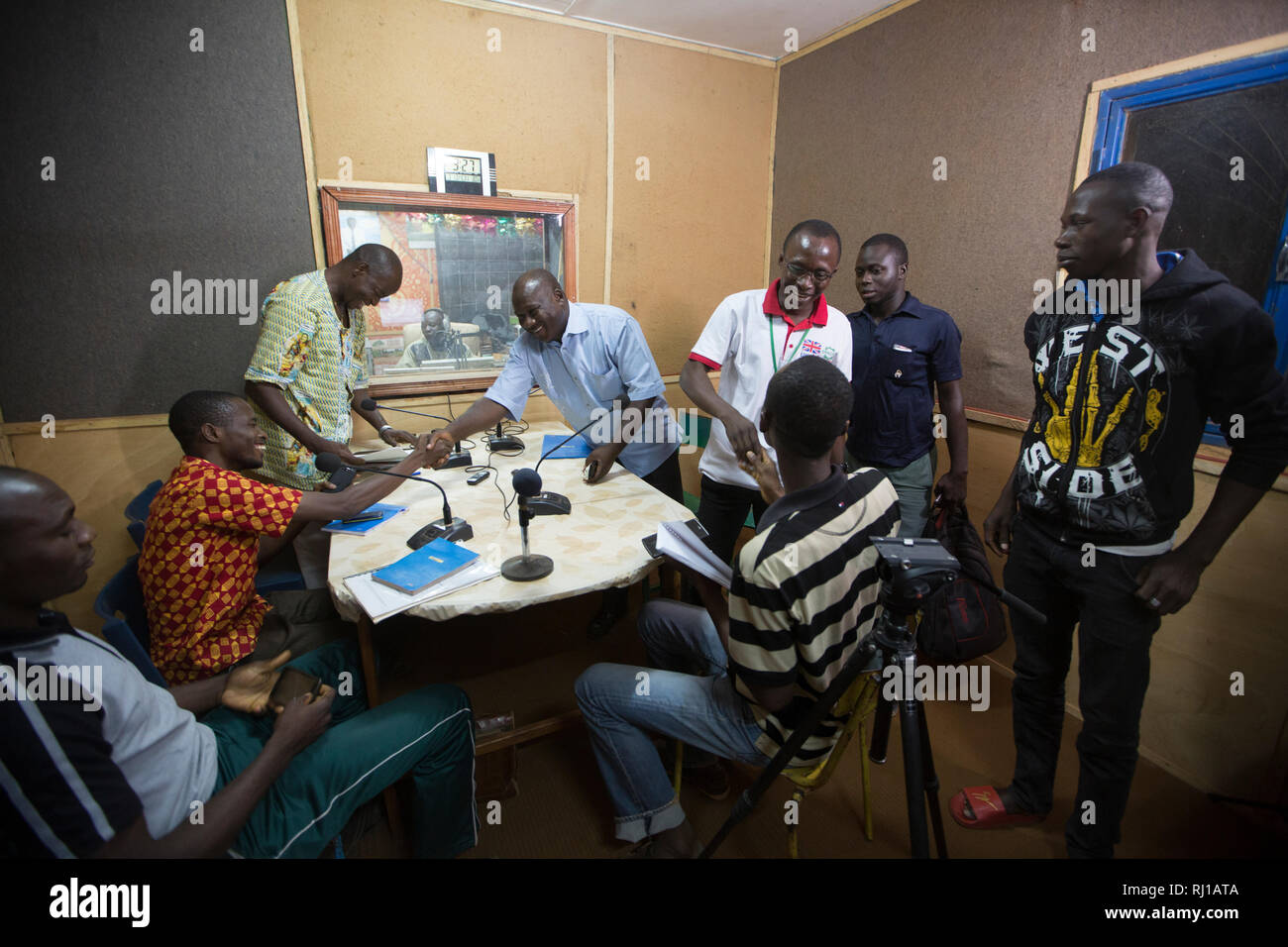 Yako town, Burkina Faso : educativo programma radio su nutrizione e sicurezza alimentare essendo trasmesso in diretta a Radio Natigmbzanga. Foto Stock