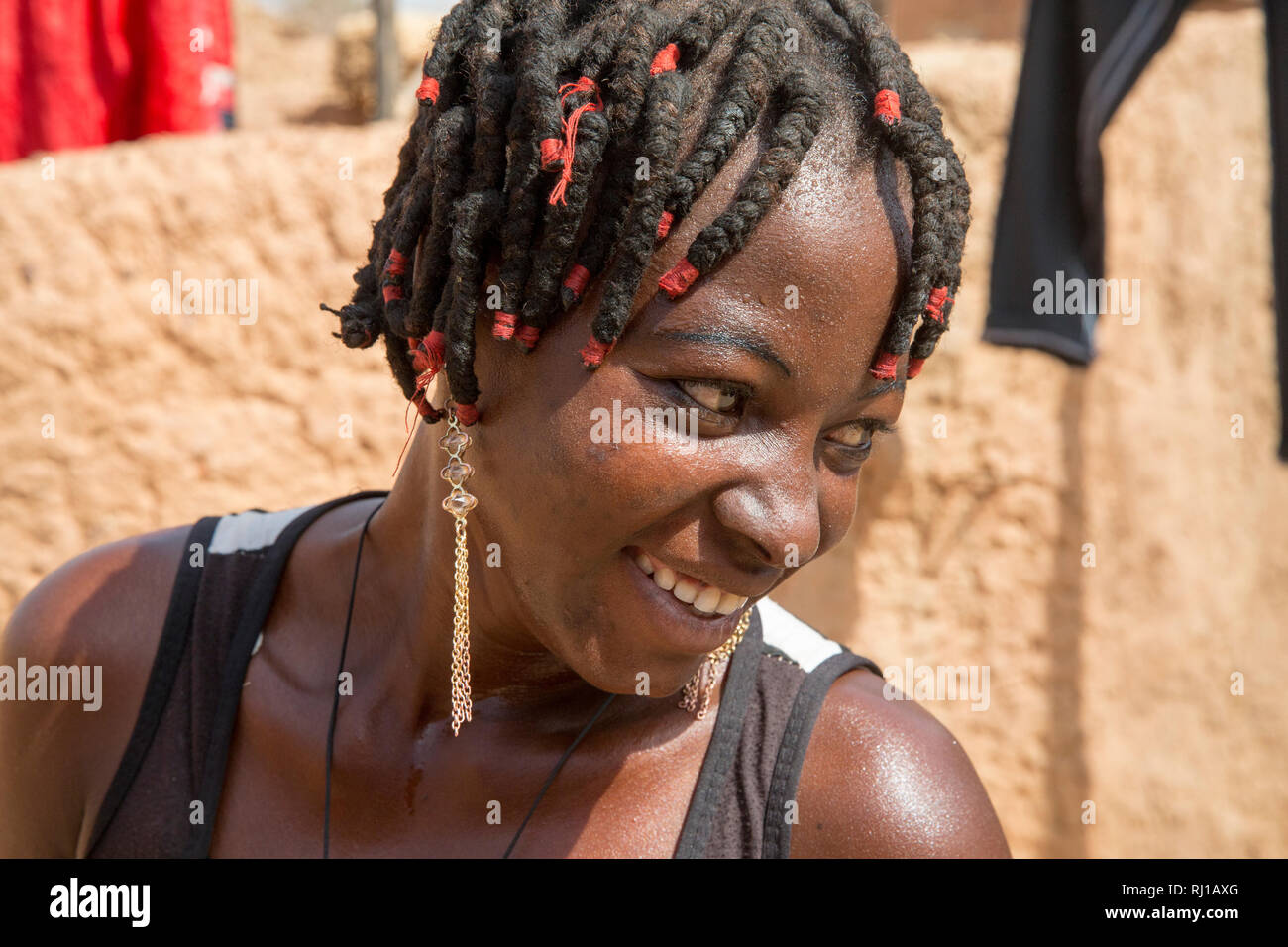 Il villaggio di Samba, Provincia Yako, Burkina Faso. Salamata Zoundi, 27, madre di due anni di tripletti a casa sua. Foto Stock