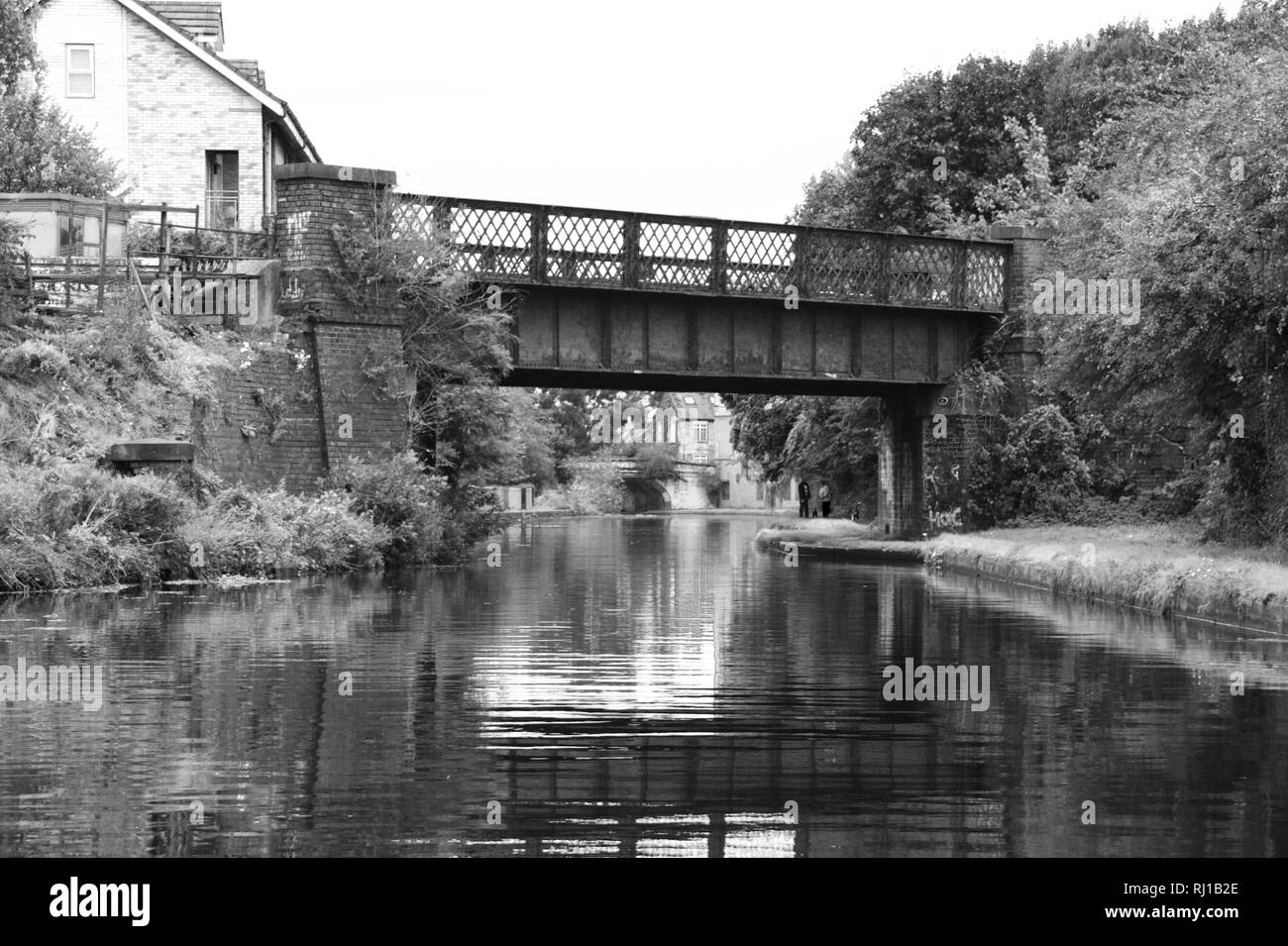 Ferro ponte sul canale in bianco e nero Foto Stock