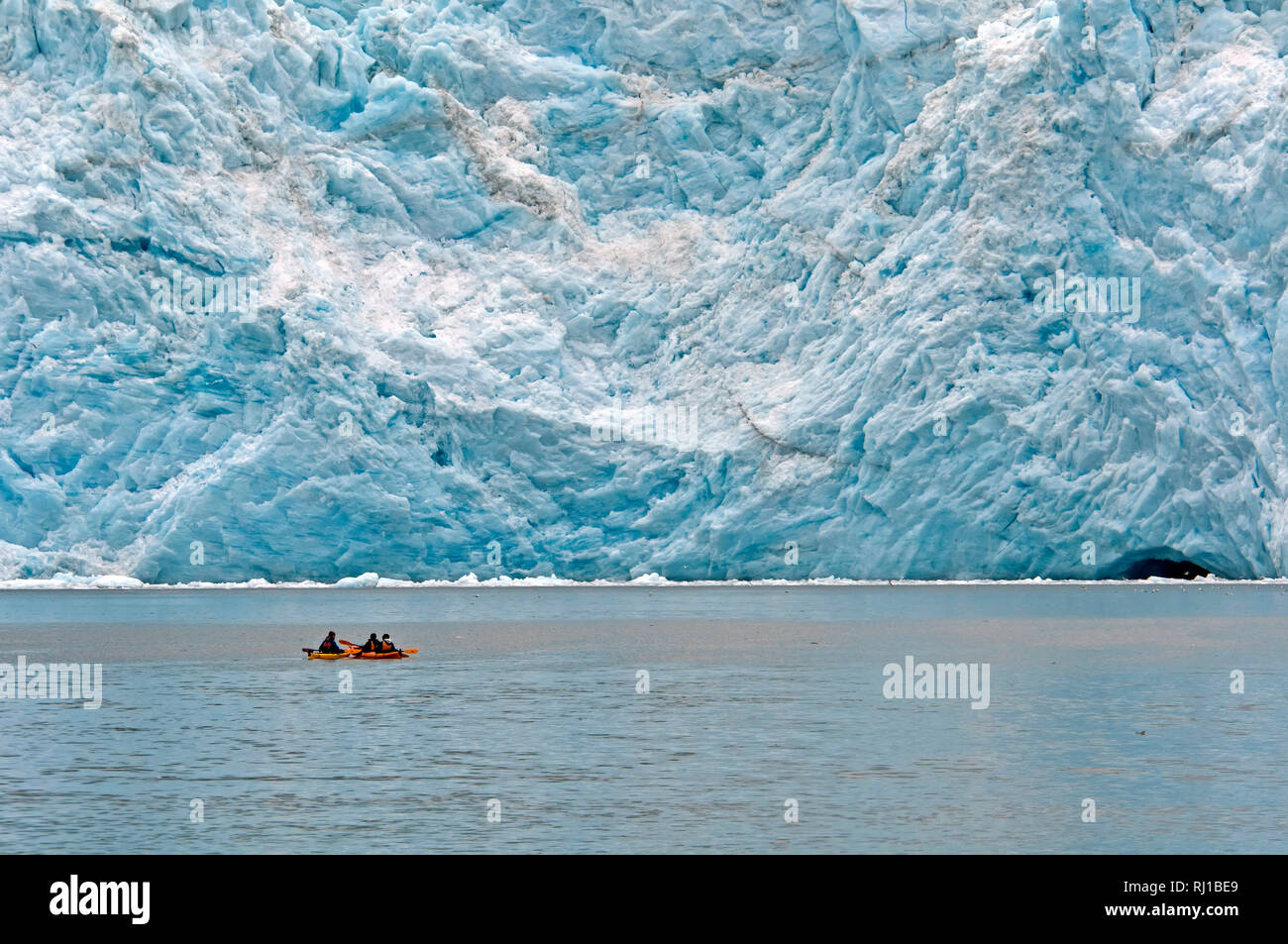 Il kayak nei pressi di un ghiacciaio, Alaska Foto Stock