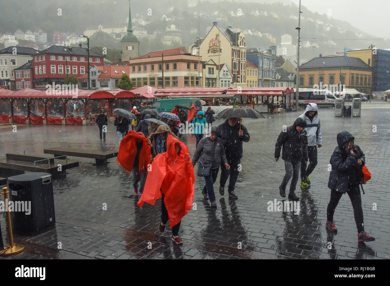 La gente in una tempesta di pioggia, Bergen, Norvegia Foto Stock