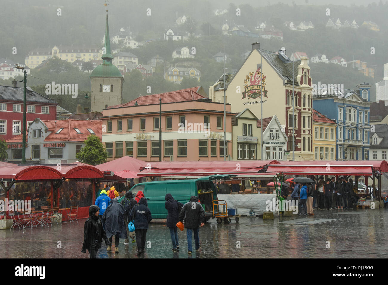 La gente in una tempesta di pioggia, Bergen, Norvegia Foto Stock