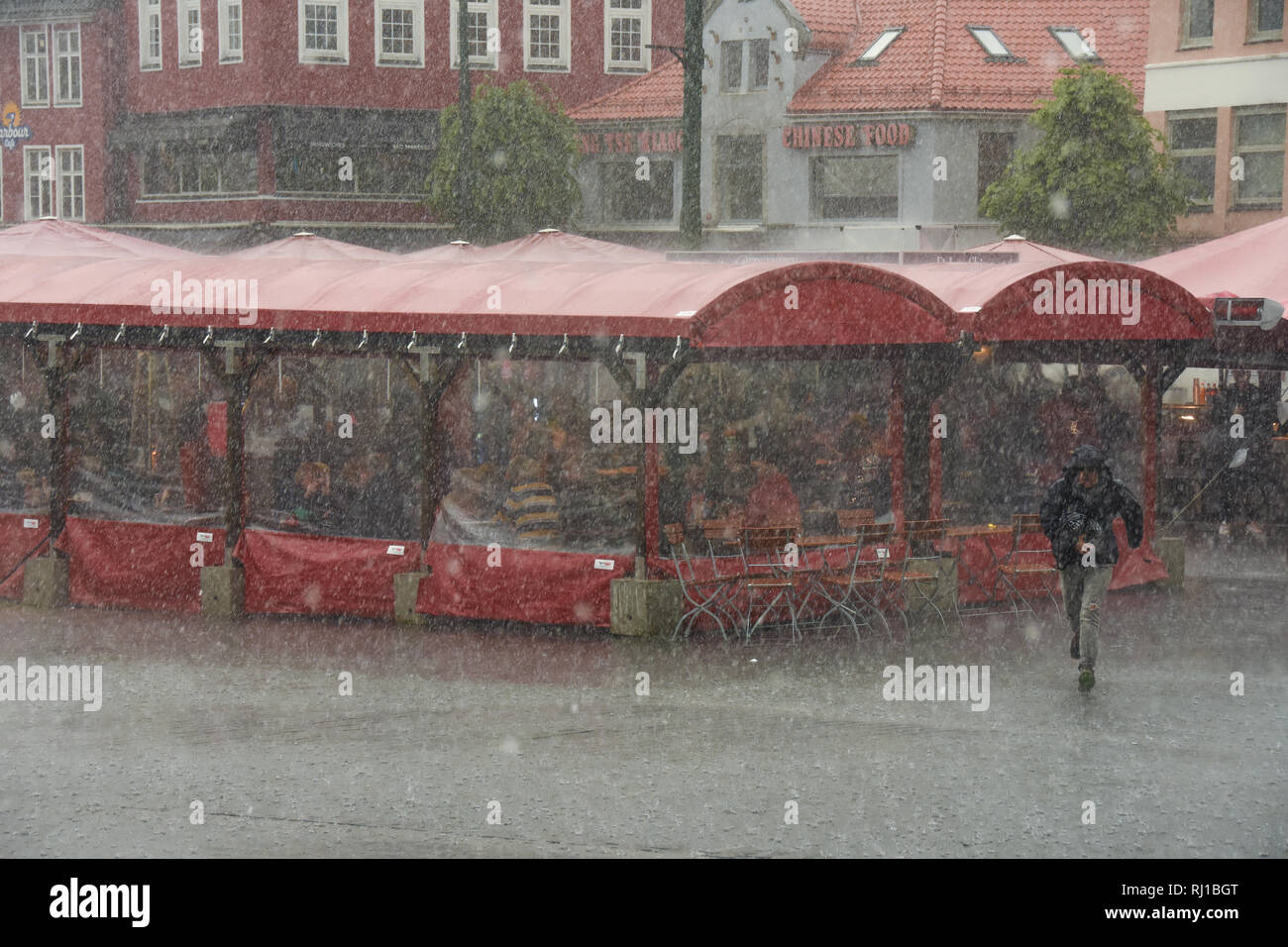 La gente in una tempesta di pioggia, Bergen, Norvegia Foto Stock