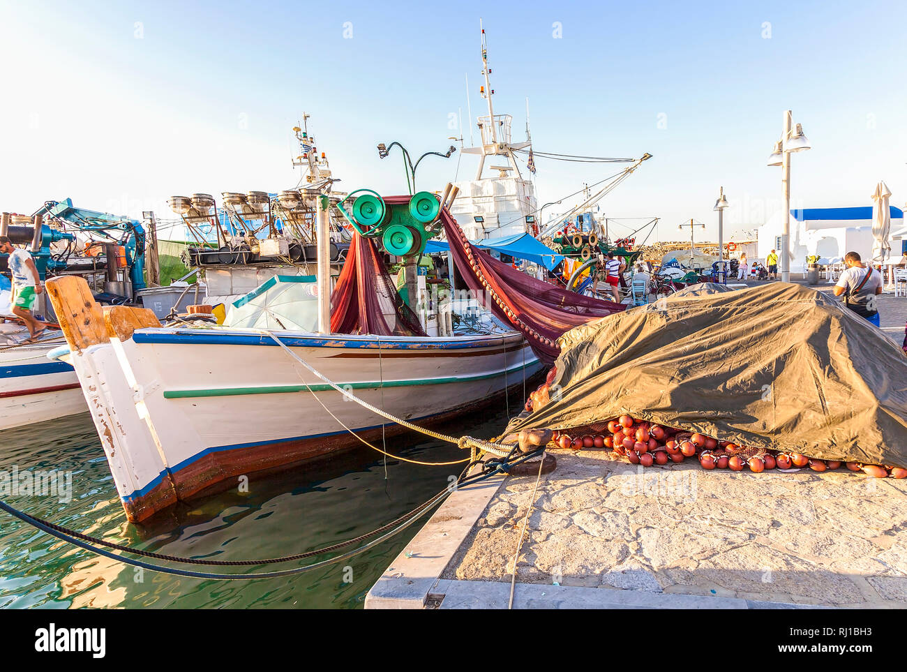 Naoussa Village: 10 luglio . Greco colorate barche da pesca e pescatori nel porto di Naoussa . Isola di Paros , Naoussa 10 luglio 2017, la Grecia. Foto Stock