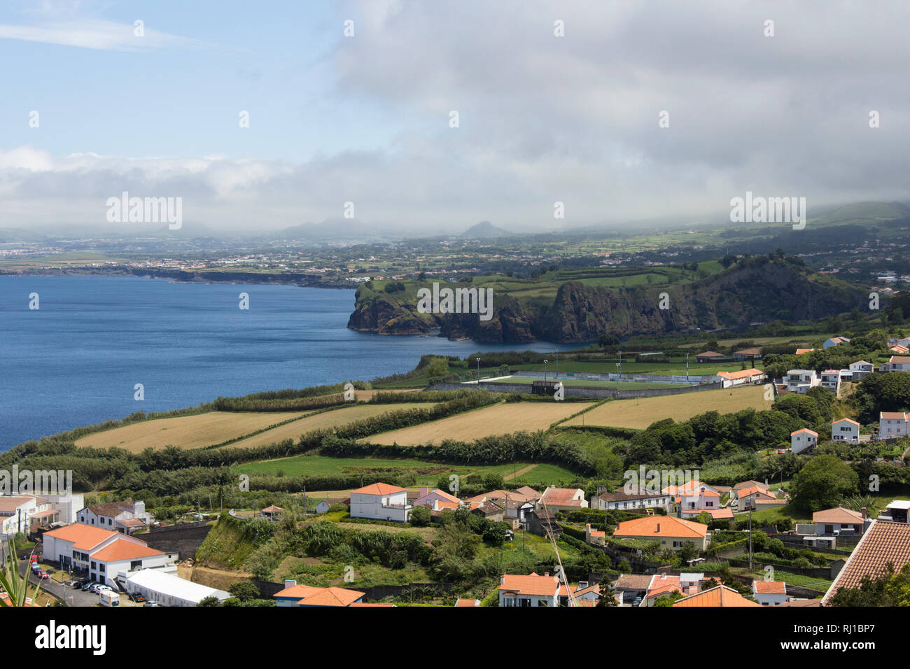 Il punto di vista di una costa da un punto di vista superiore alla costa sud-orientale di San Miguel Island, Azzorre, Portogallo Foto Stock