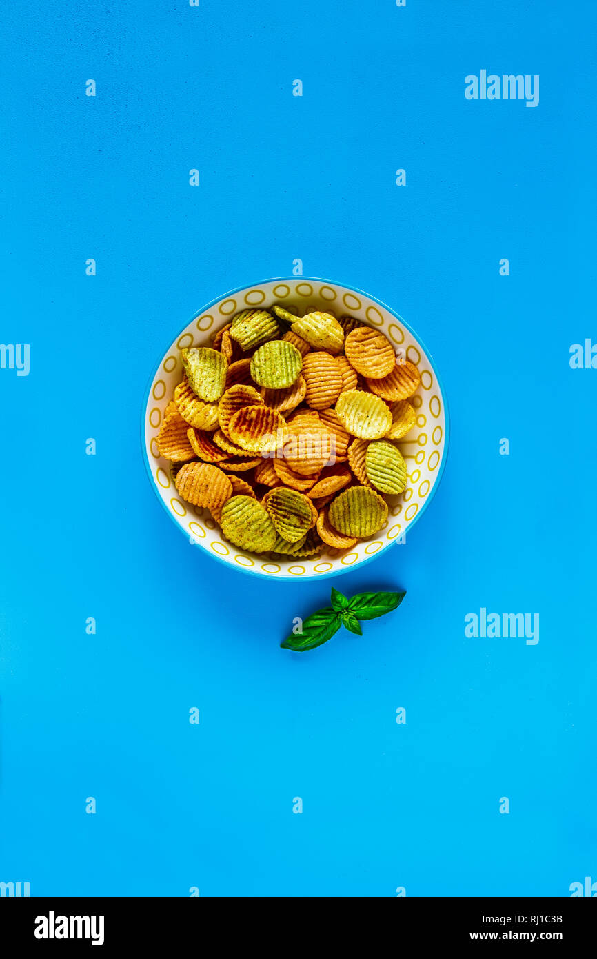 Veggie chips su sfondo blu laici piatta Foto Stock