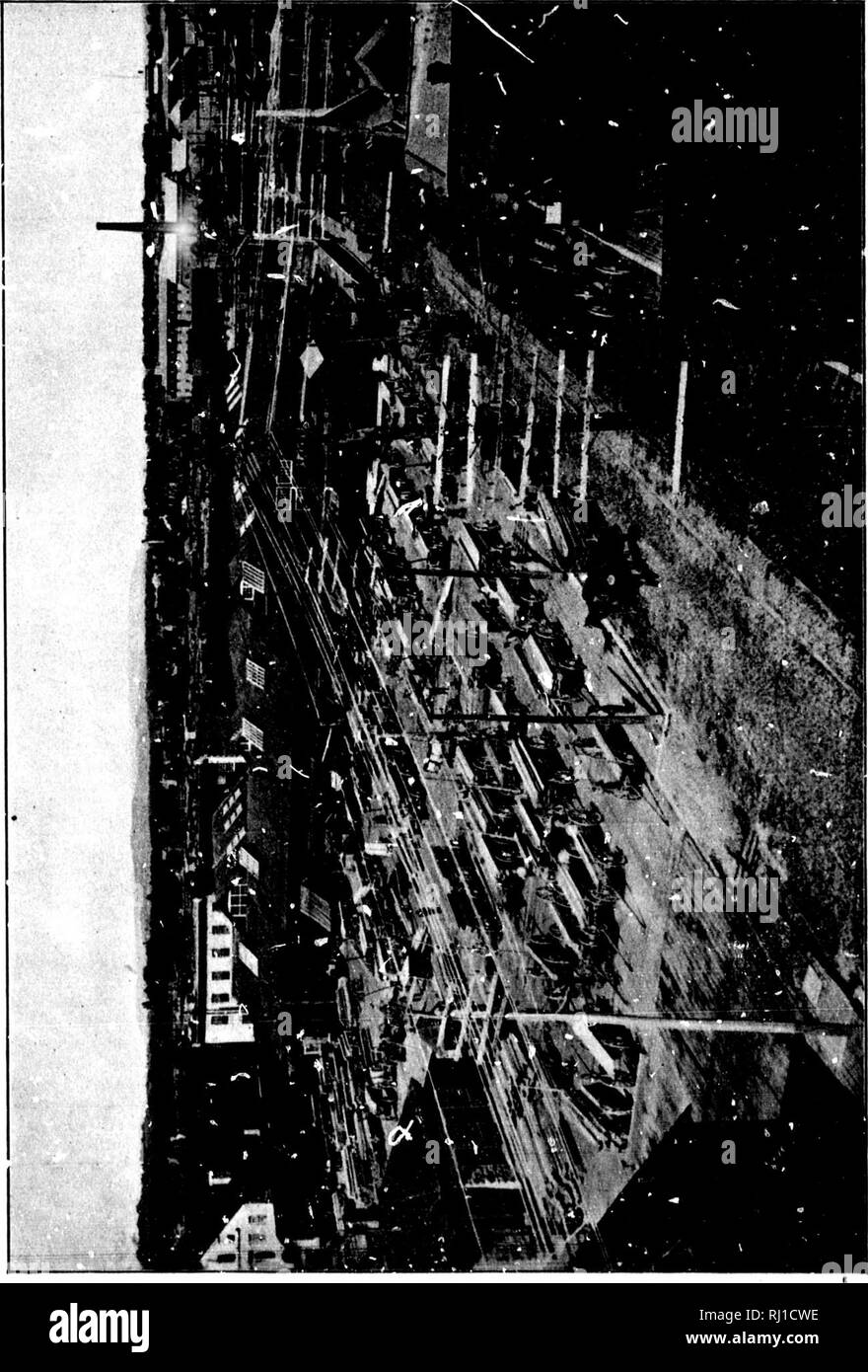 . Il legno Industrie del Canada [microformati]. Macchinoso; macchinoso; macchinoso; macchinoso; il commercio di legname; le foreste e la silvicoltura; sfruttamento forestière; sfruttamento forestière; sfruttamento forestière; sfruttamento forestière; Bois; Forêt et silvicoltura. BS '?l 01 f legno TllK INDUSTKlI' è 01" CANADA. roba. Guardando fuori sul ^"ater sul retro di th3 mill si vede un miglio quadrato o più registri di pino floatin? Nei bracci di attesa per il visto. Questi legname pjnds sono collegati dal telefono alla estremità più lontana con il mulino. I registri come richiesto sono sterzate a fondo tho di uno scivolo, Foto Stock