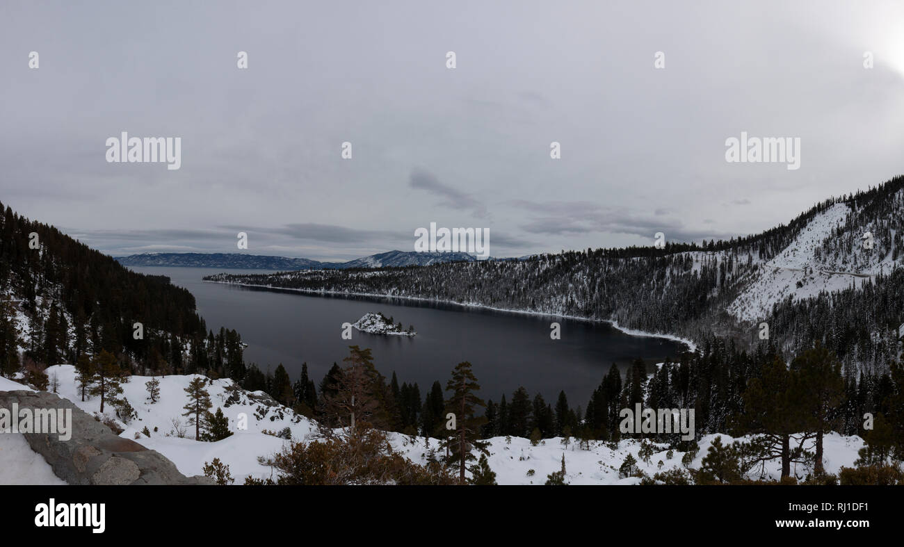 Il lago Tahoe è Emerald Bay con Fannatte isola coperta di neve. La coperta di neve della Sierra Nevada sono visibili a distanza Foto Stock