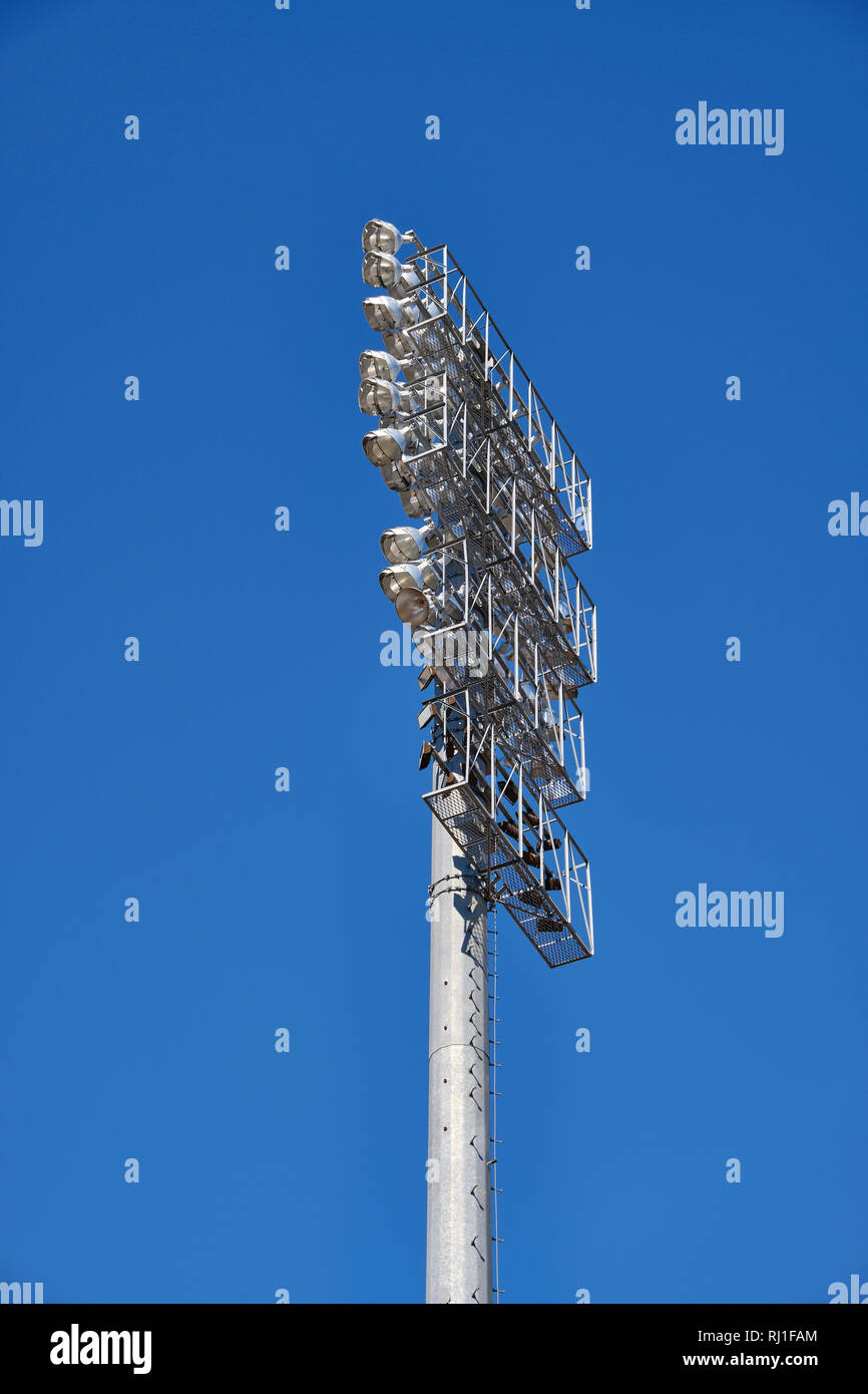 Tall stadio sportivo di luce montante o torre di luce dal basso angolo sotto il sole o le ore diurne, a Montgomery in Alabama, Stati Uniti d'America presso il River Walk Stadium. Foto Stock