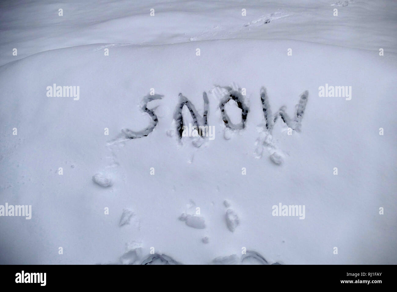 La parola scritta di neve nella neve Foto Stock