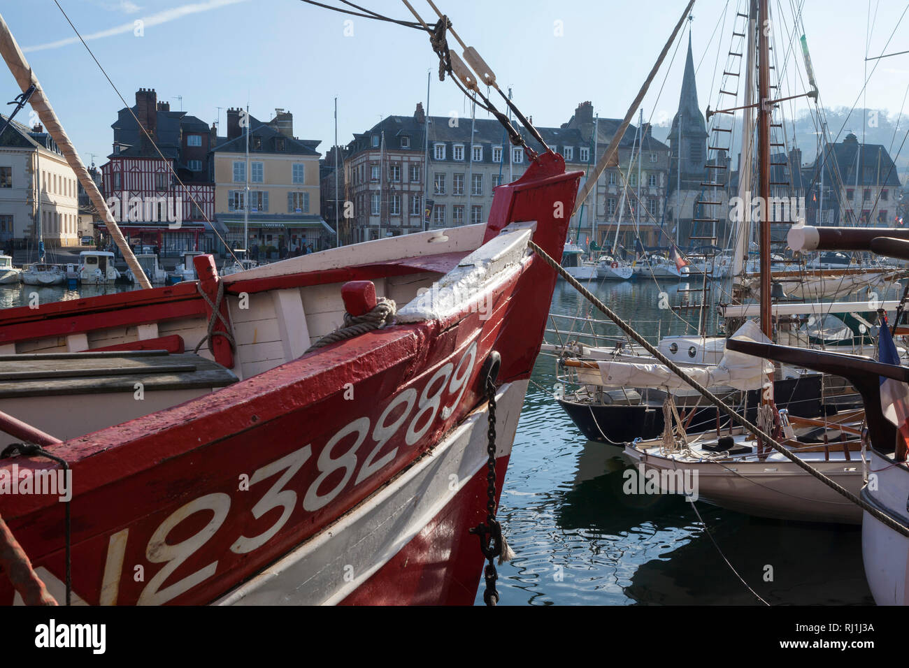 Il Vieux Bassin o Porto Vecchio visto dal St. Catherine's Quay, Honfleur, Normandia, Francia. Foto Stock