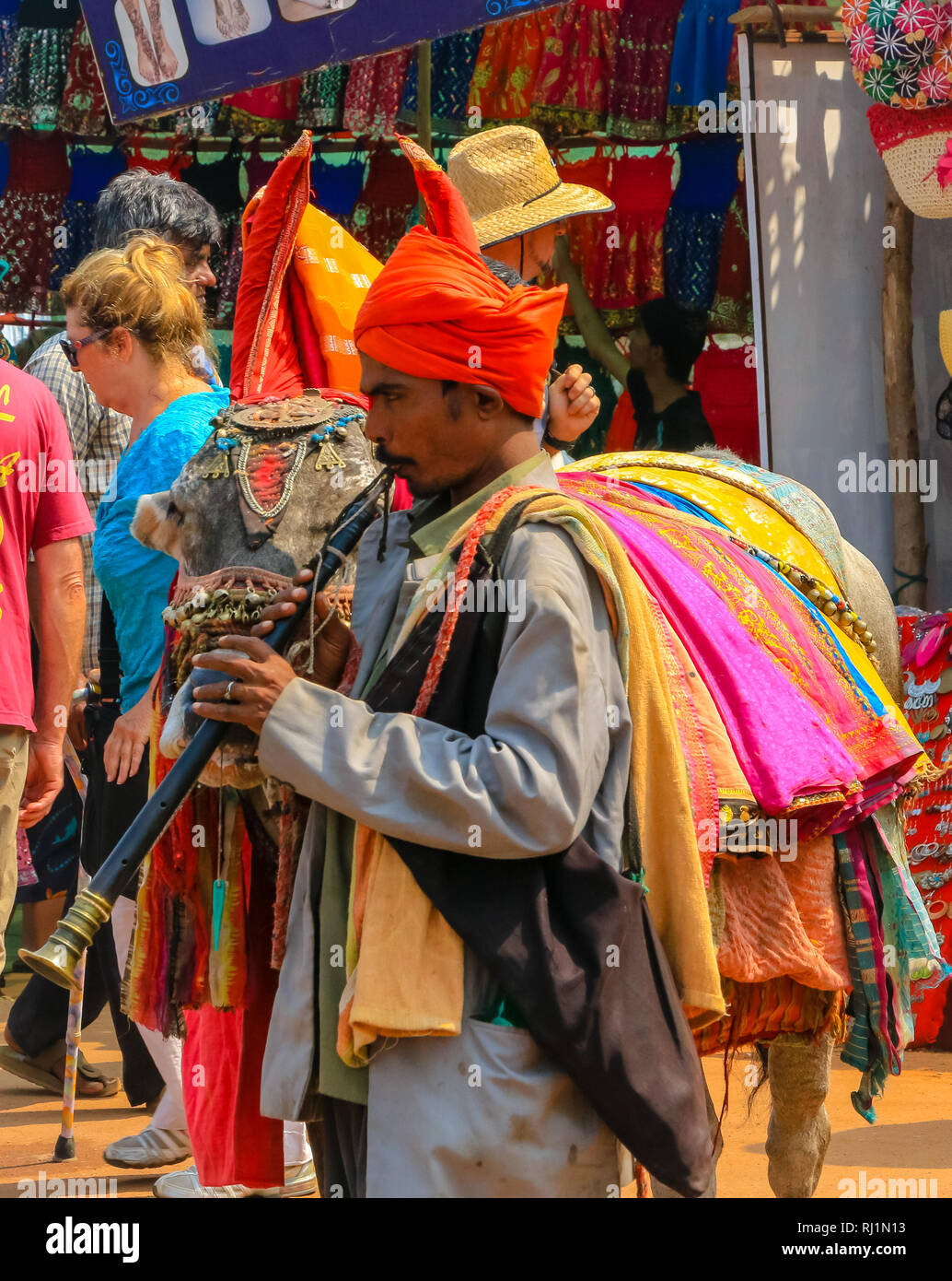 Bancarelle di vestiti colorati il mercoledi settimanale del mercato delle pulci di Anjuna Goa India Foto stock Alamy