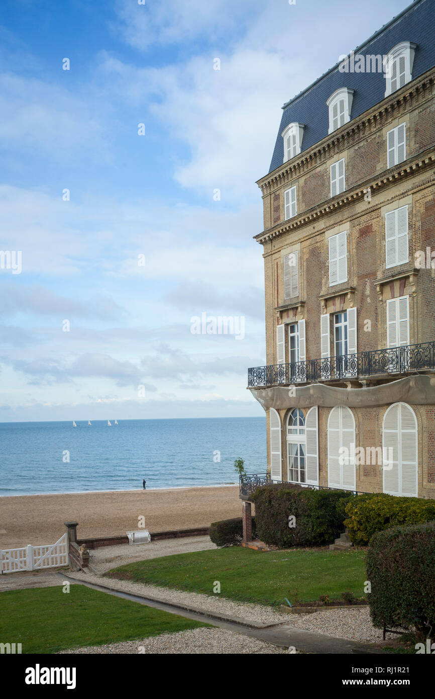 Guardando oltre la Senna a Le Havre dal Résidence Les Roches Noires, Trouville, Normandia, precedentemente noto come Hôtel des Roches Noires. Foto Stock