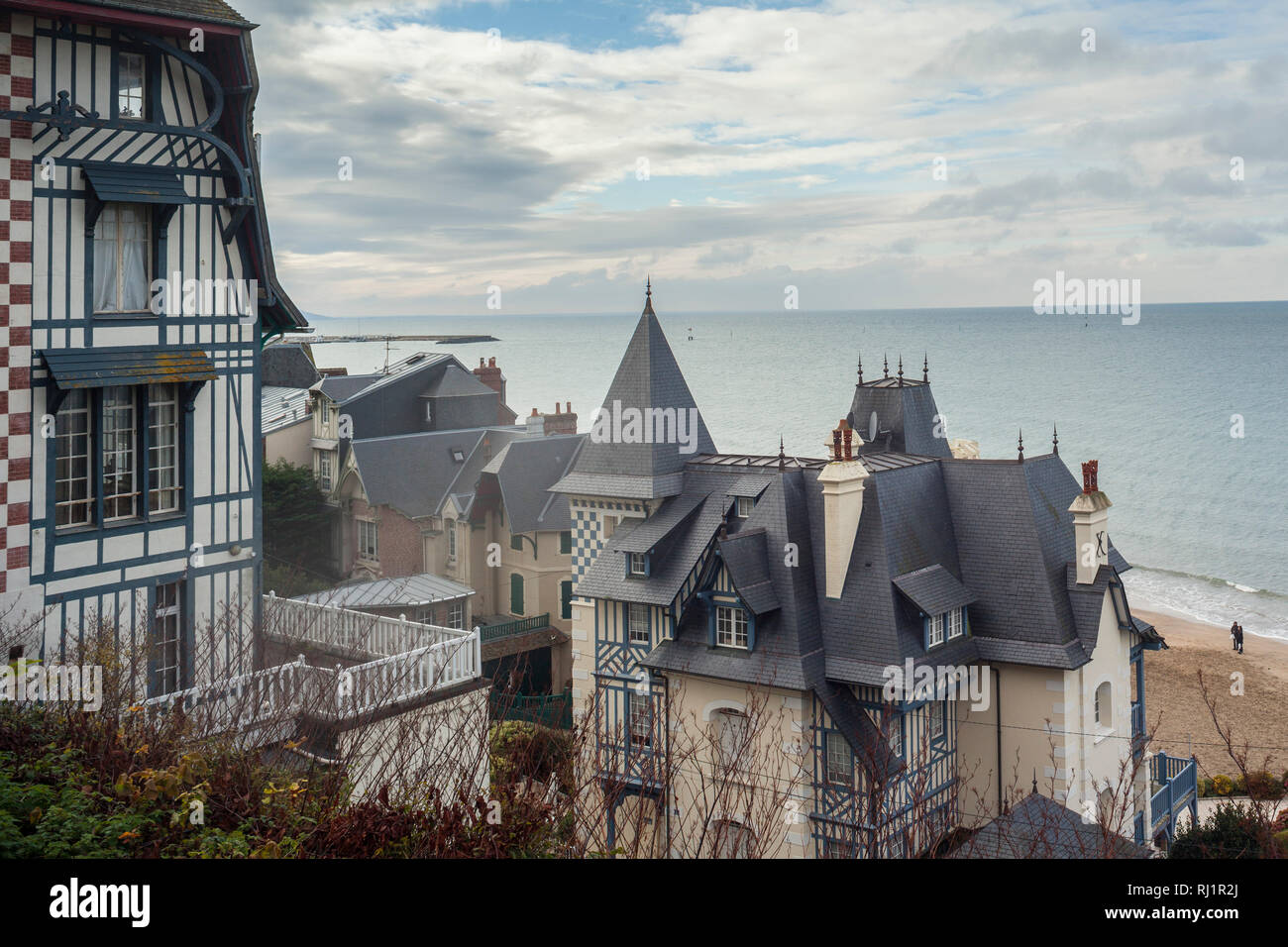 Guardando al mare oltre iconico Belle Epoque case di Trouville-sur-Mer, Normandia, Francia. Foto Stock