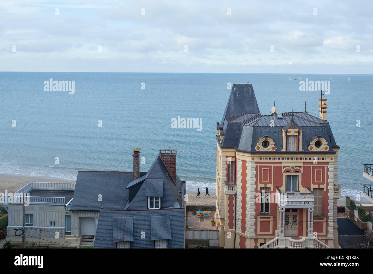 Guardando oltre la Senna verso Le Havre oltre iconico Belle Epoque case di Trouville-sur-Mer, Normandia, Francia. Foto Stock