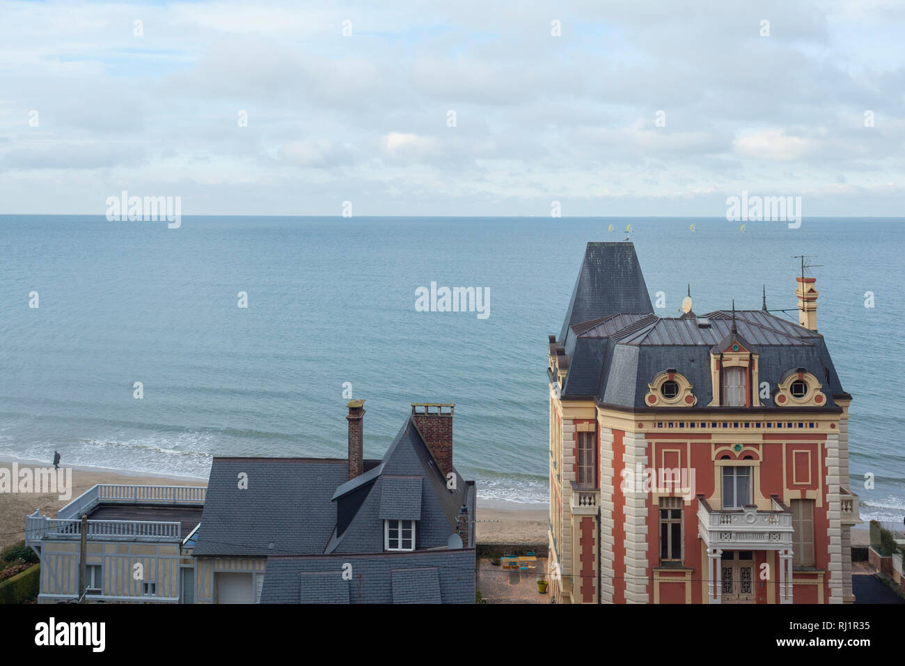 Guardando oltre la Senna verso Le Havre oltre iconico Belle Epoque case di Trouville-sur-Mer, Normandia, Francia. Foto Stock