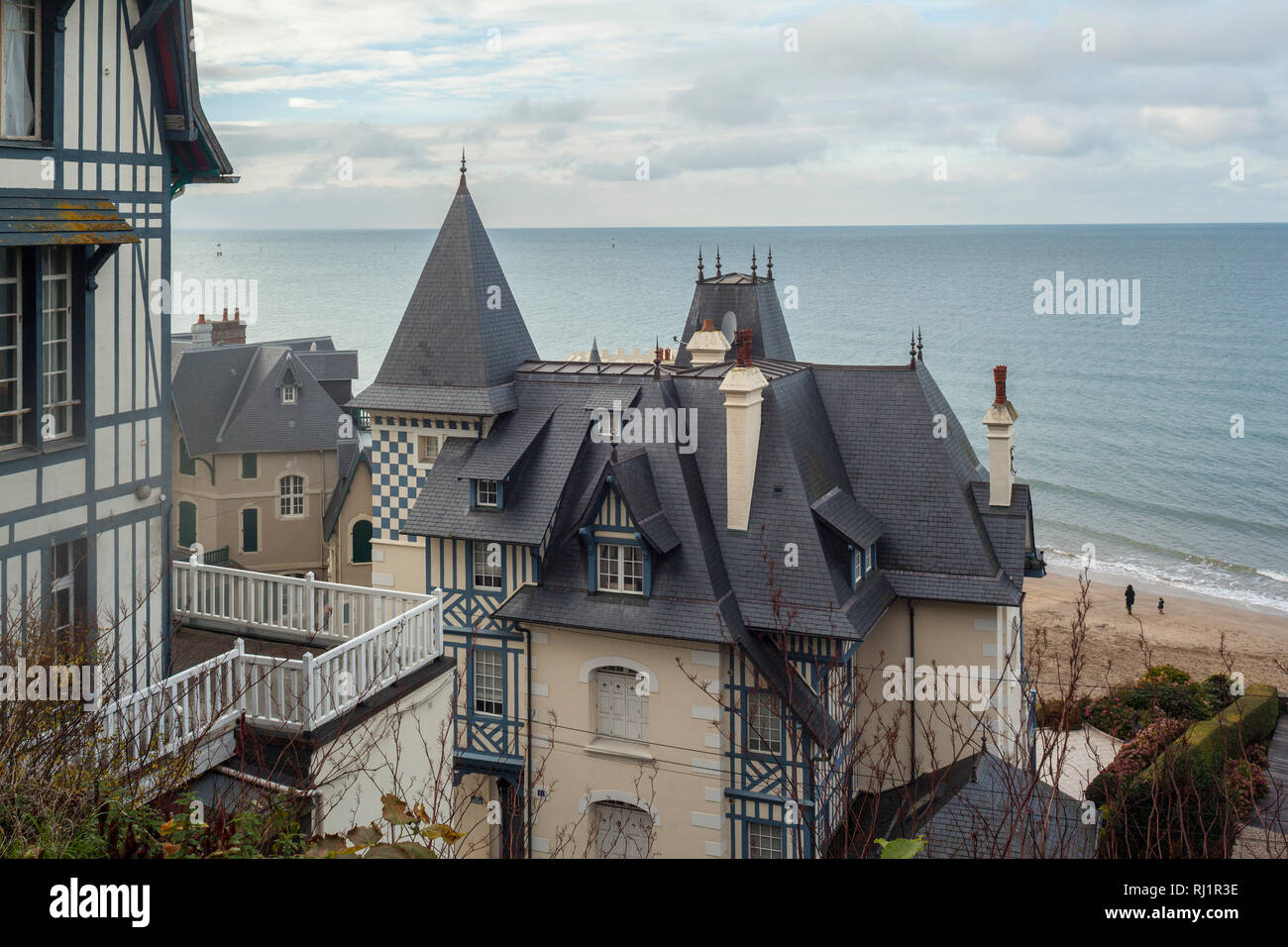 Guardando al mare oltre iconico Belle Epoque case di Trouville-sur-Mer, Normandia, Francia. Foto Stock