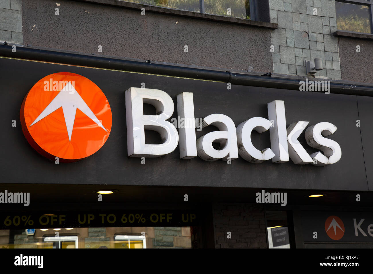 Insegne su un neri attrezzature outdoor negozio in Inghilterra Foto Stock