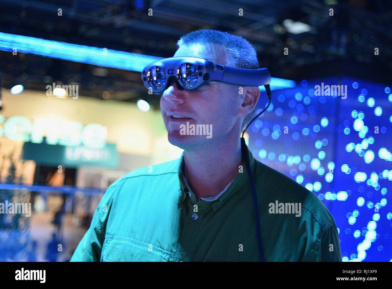 Utilizzo di Magic Salto una realtà mista goggle per Mimesys debutto della collaborazione olografico come 2 persone a costruire drone a stand Intel al CES di Las Vegas, STATI UNITI D'AMERICA Foto Stock