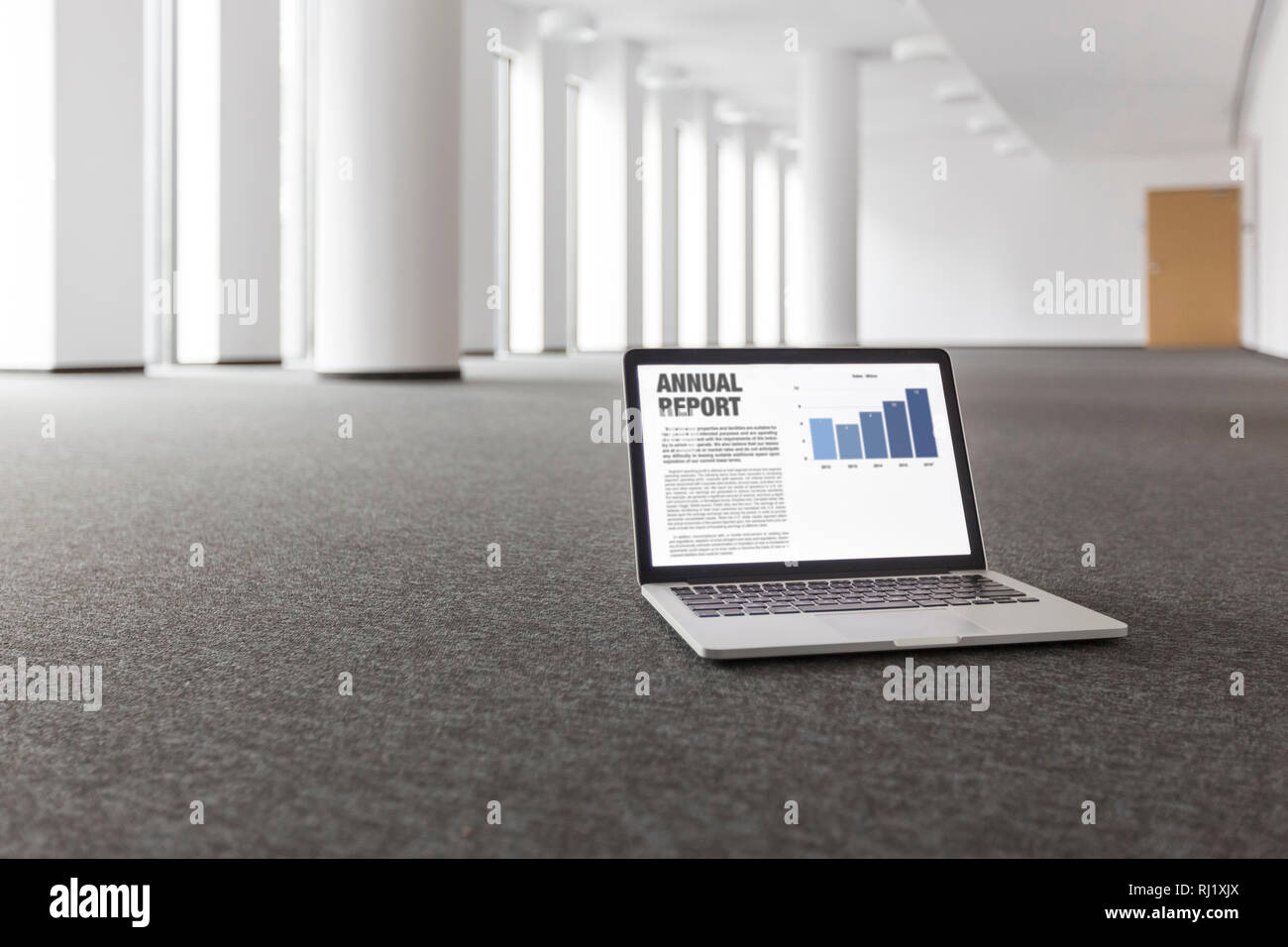 Relazione annuale grafico su computer portatile presso il nuovo ufficio vuoto Foto Stock