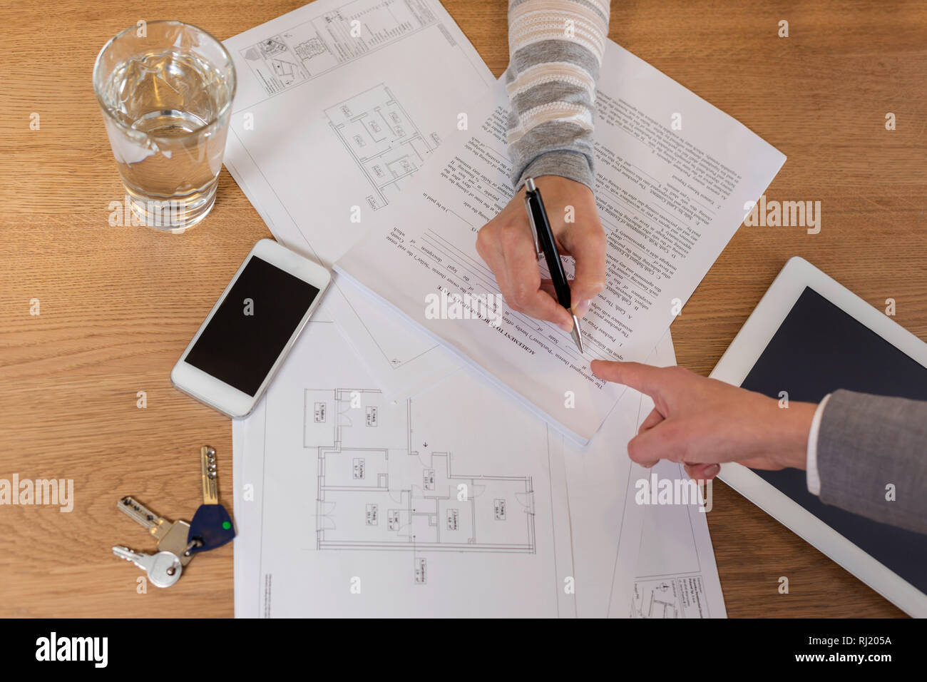 Angolo di Alta Vista della commessa rivolti a forma di donna in appartamento Foto Stock