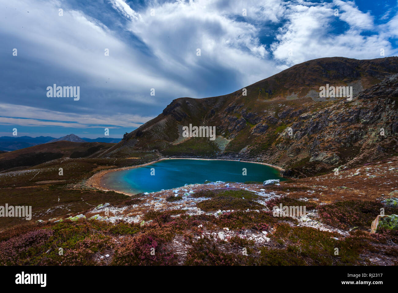 Lago di alta montagna l'Ausente. Picos de Europa, Leon. Spagna Foto Stock