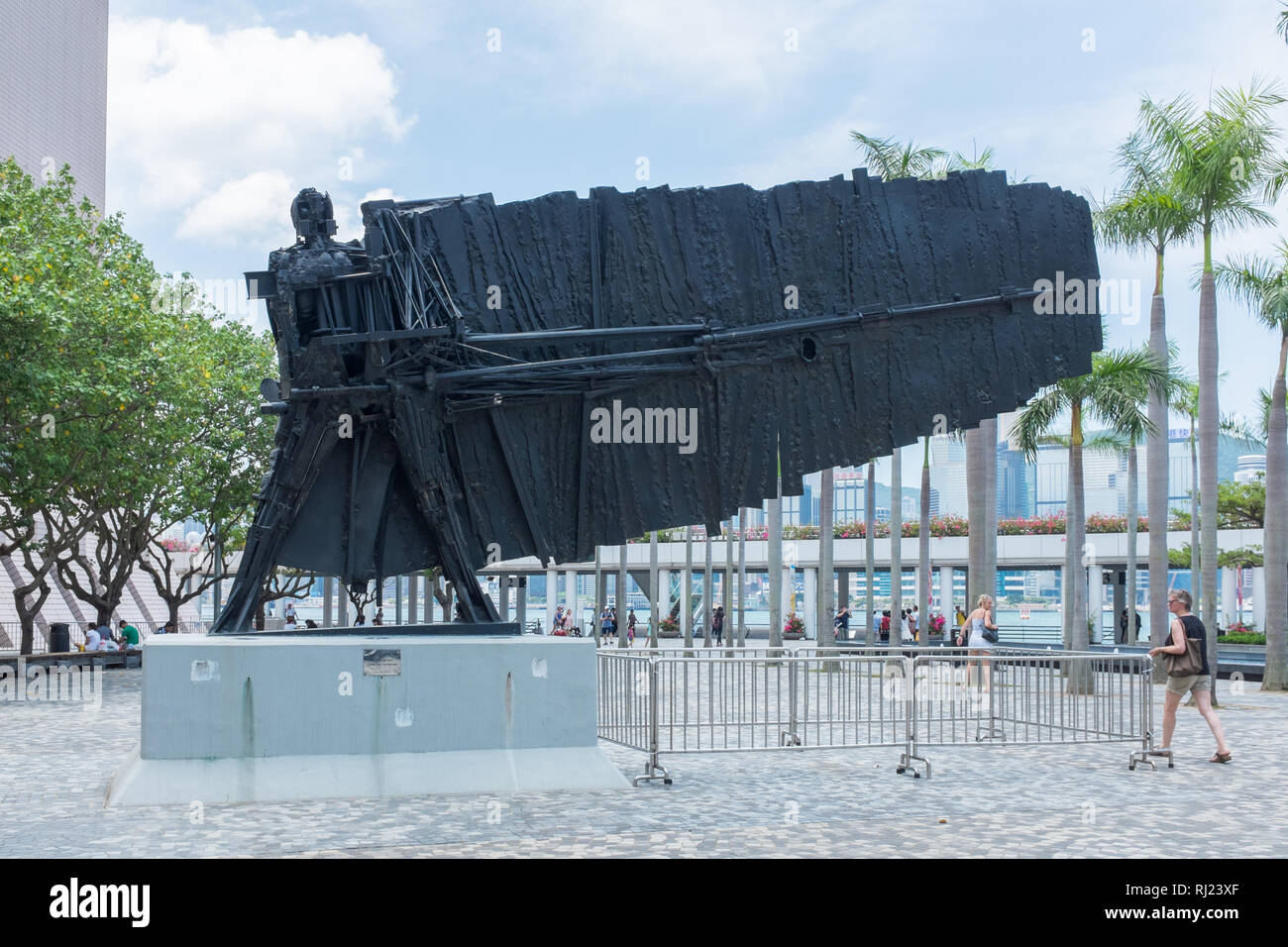 Il francese volante scultura monumento, da César Baldaccini installati al di fuori del Centro Culturale di Hong Kong, Kowloon, Hong Kong Foto Stock
