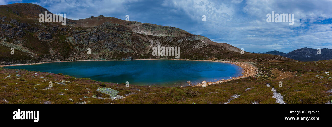 Lago di alta montagna l'Ausente. Picos de Europa, Leon. Spagna Foto Stock