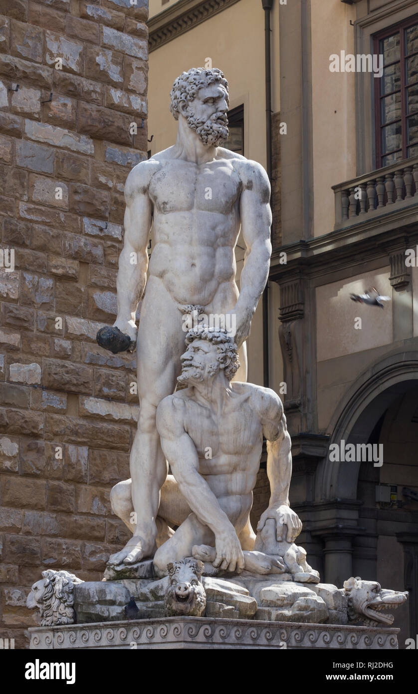 Ercole e Caco statua in marmo a destra dell'ingresso di Palazzo Vecchio in Piazza della Signoria di Firenze (Italia). Foto Stock