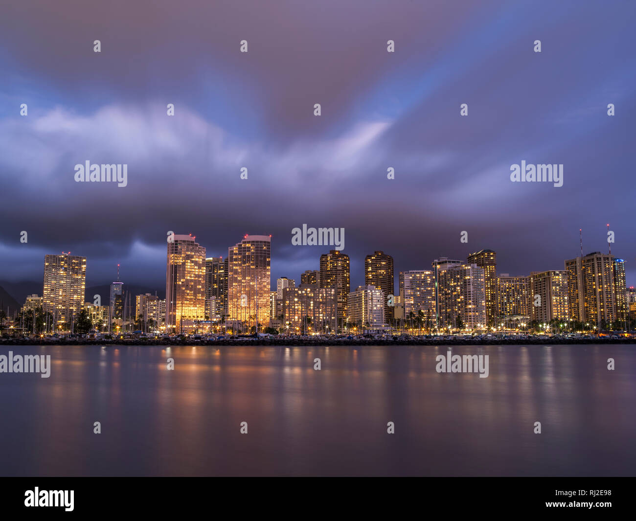 Luci della città intorno Ala Wai del porto al crepuscolo, Oahu, Hawaii. Foto Stock