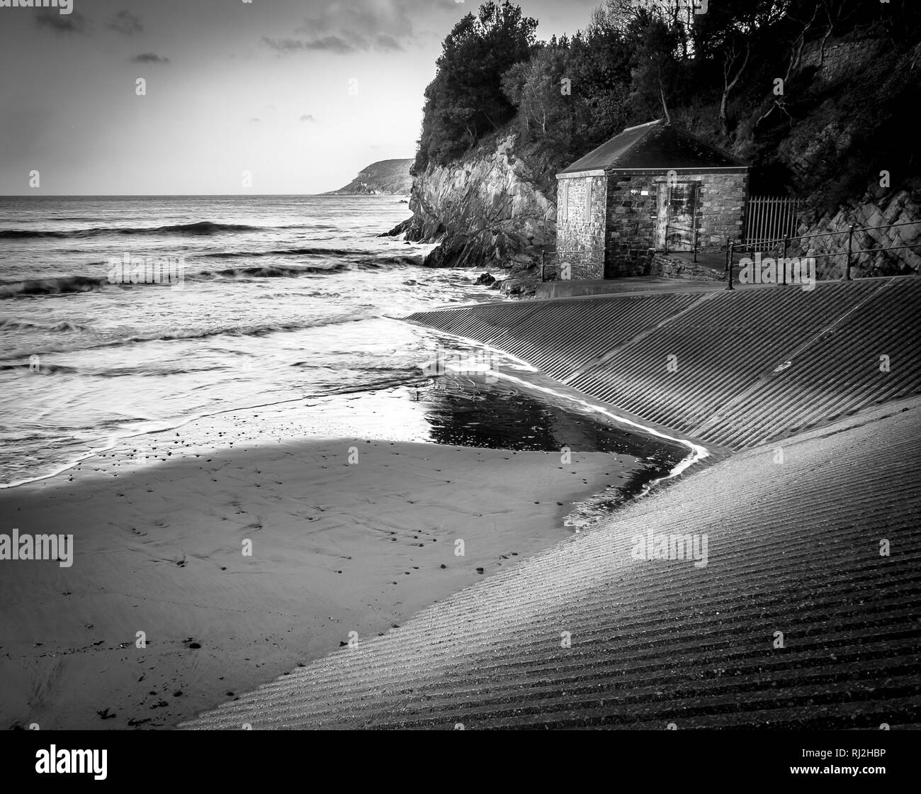 Bianco e nero seascape immagine di Caswell Bay, la Penisola di Gower Foto Stock