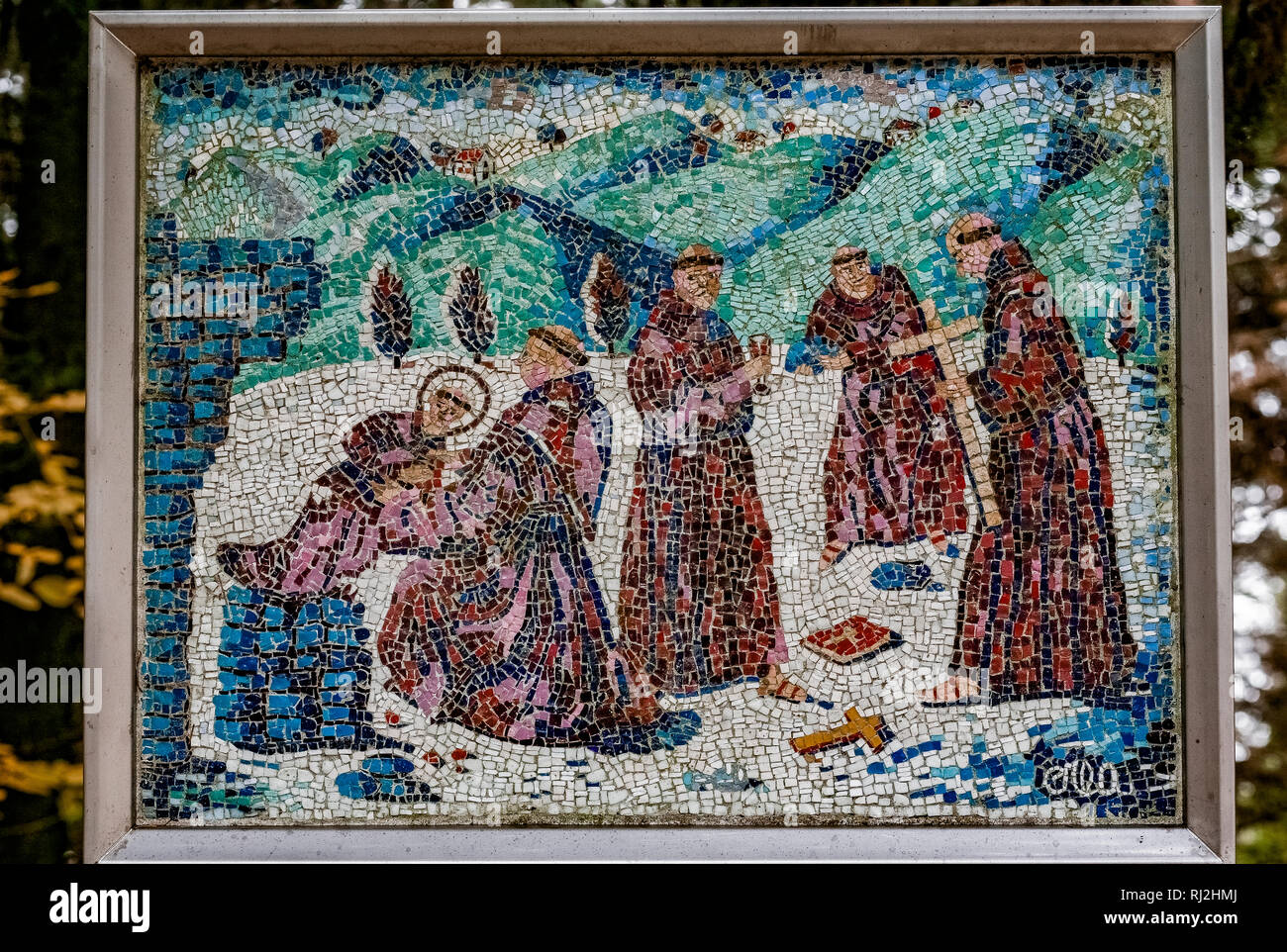 Emilia Romagna Dovadola Eremo di Monte Paolo - primo eremo dove egli andò sant' Antonio in Italia - Viale dei Mosaici: mosaico di Elena Signorelli presi da un dipinto di Sivia Crea: i religiosi salvare la statua del santo, le pietre della antica grotta, gli oggetti sacri e assistere impotente alla grande devastazione. Foto Stock