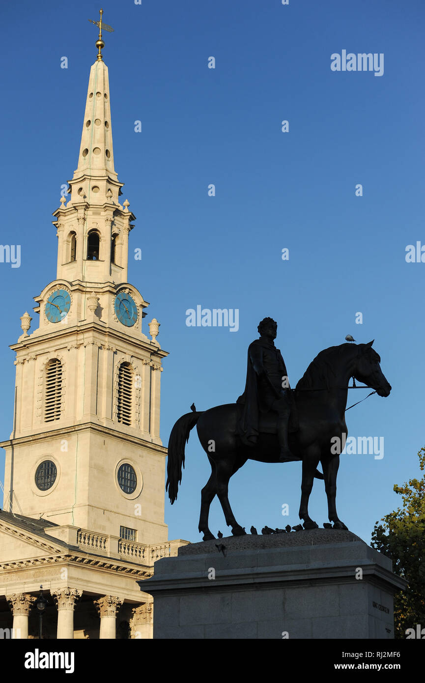 Statua equestre di re Giorgio IV in stile barocco e St Martin nei campi chiesa costruita 1721 a 1726 progettato da James Gibb su Trafalgar Square a Londra Foto Stock