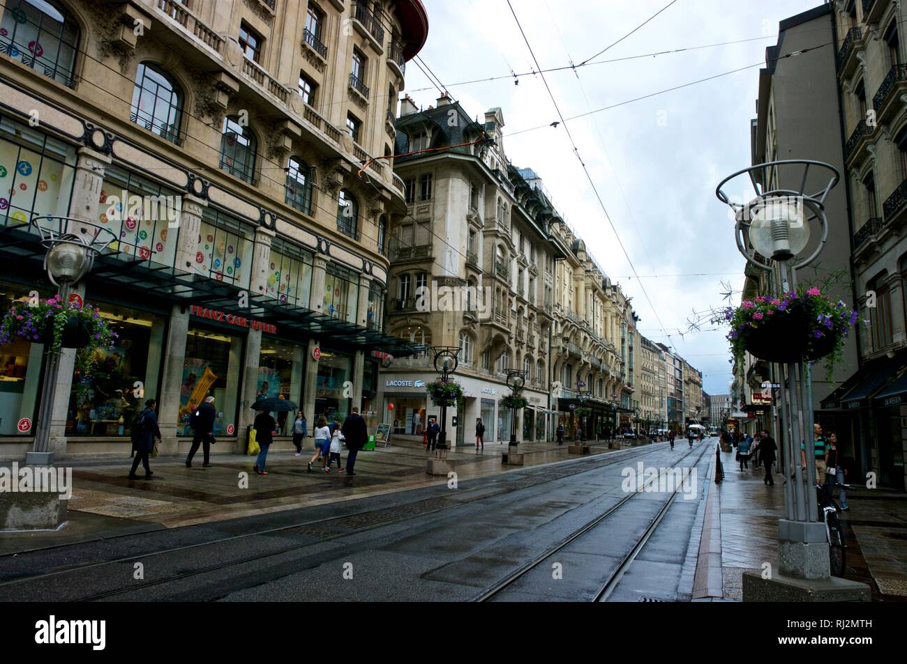 Blocchi di appartamenti ed edifici commerciali in Città Vecchia Ginevra Svizzera sul giorno di pioggia Foto Stock