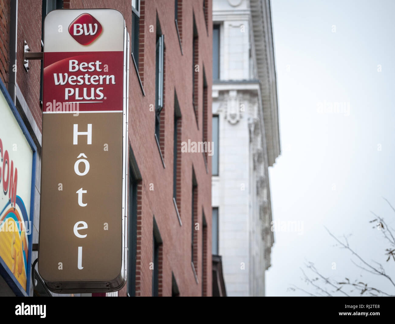 MONTREAL, Canada - 9 Novembre 2018: Best Western Plus logo sul loro hotel per Montreal, Quebec. Il Best Western è una catena americana di alberghi sparsi wo Foto Stock