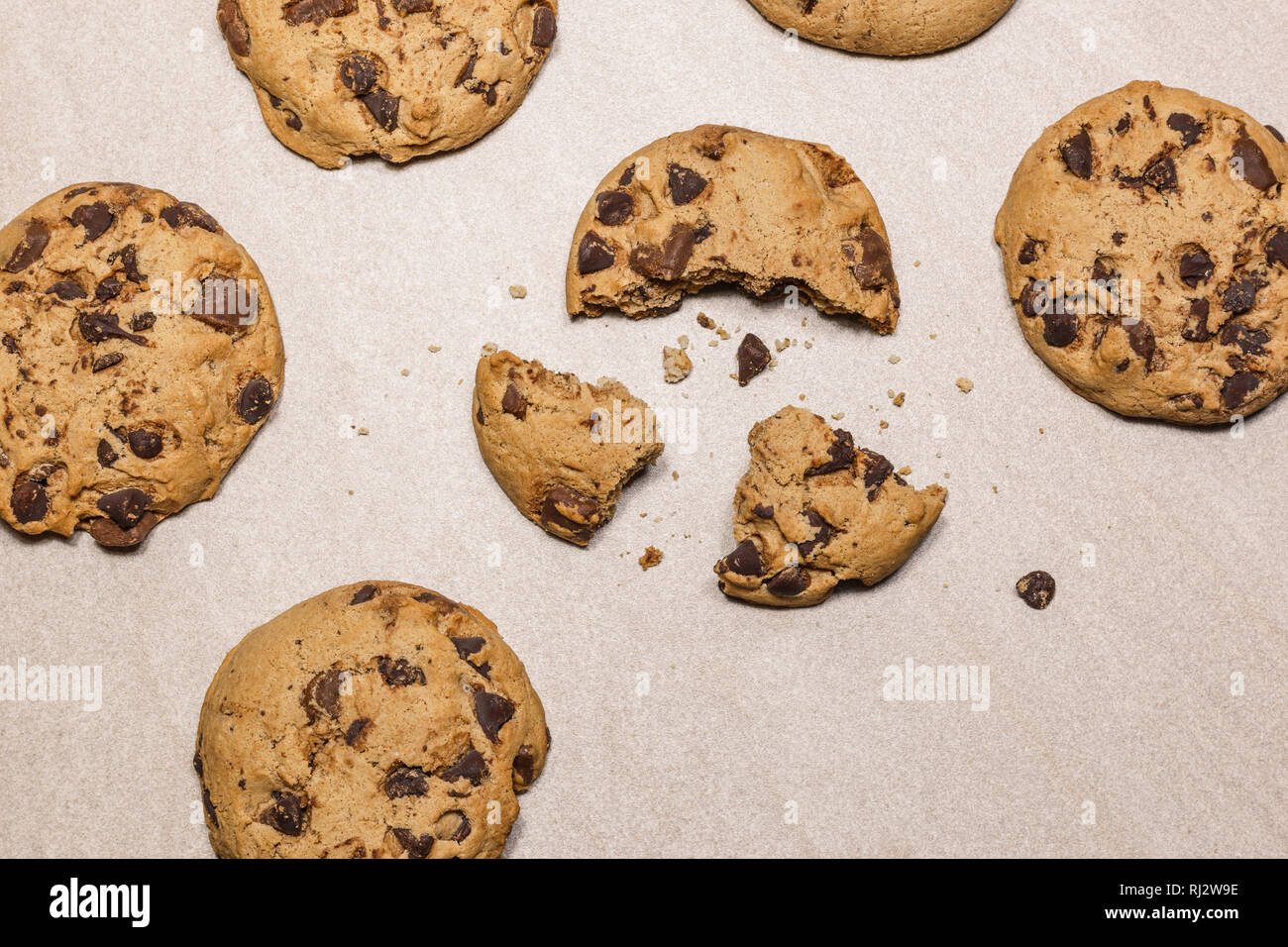 In casa i biscotti al cioccolato su una luce tavolo da cucina. Vista superiore piatta sullo sfondo dei laici. Foto Stock