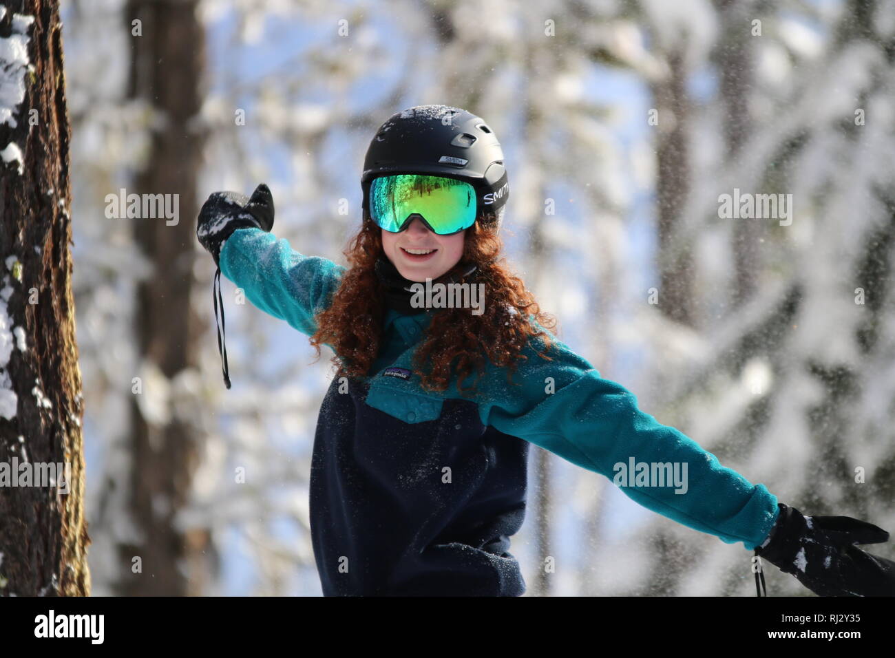 Redhead girl sci nelle montagne rocciose canadesi Foto Stock