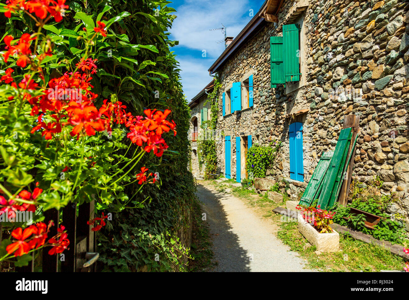 Bella colorato vicolo medievale in Yvoire città in Francia Foto Stock