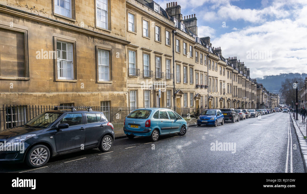 Vista guardando verso il basso fila a schiera di case in stile georgiano in Gay Street, Bath, Somerset il 4 febbraio 2019 Foto Stock