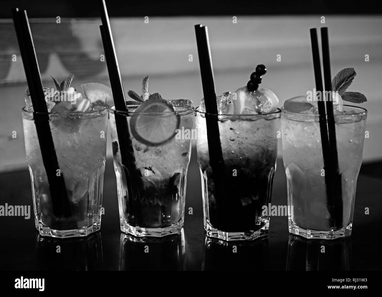 Una piena misura di barre. Cocktail bevande servite in bicchieri con cannucce. Bevande con ghiaccio in bicchieri da cocktail. Bevande bevande mescolate con ghiaccio. Succosa Foto Stock