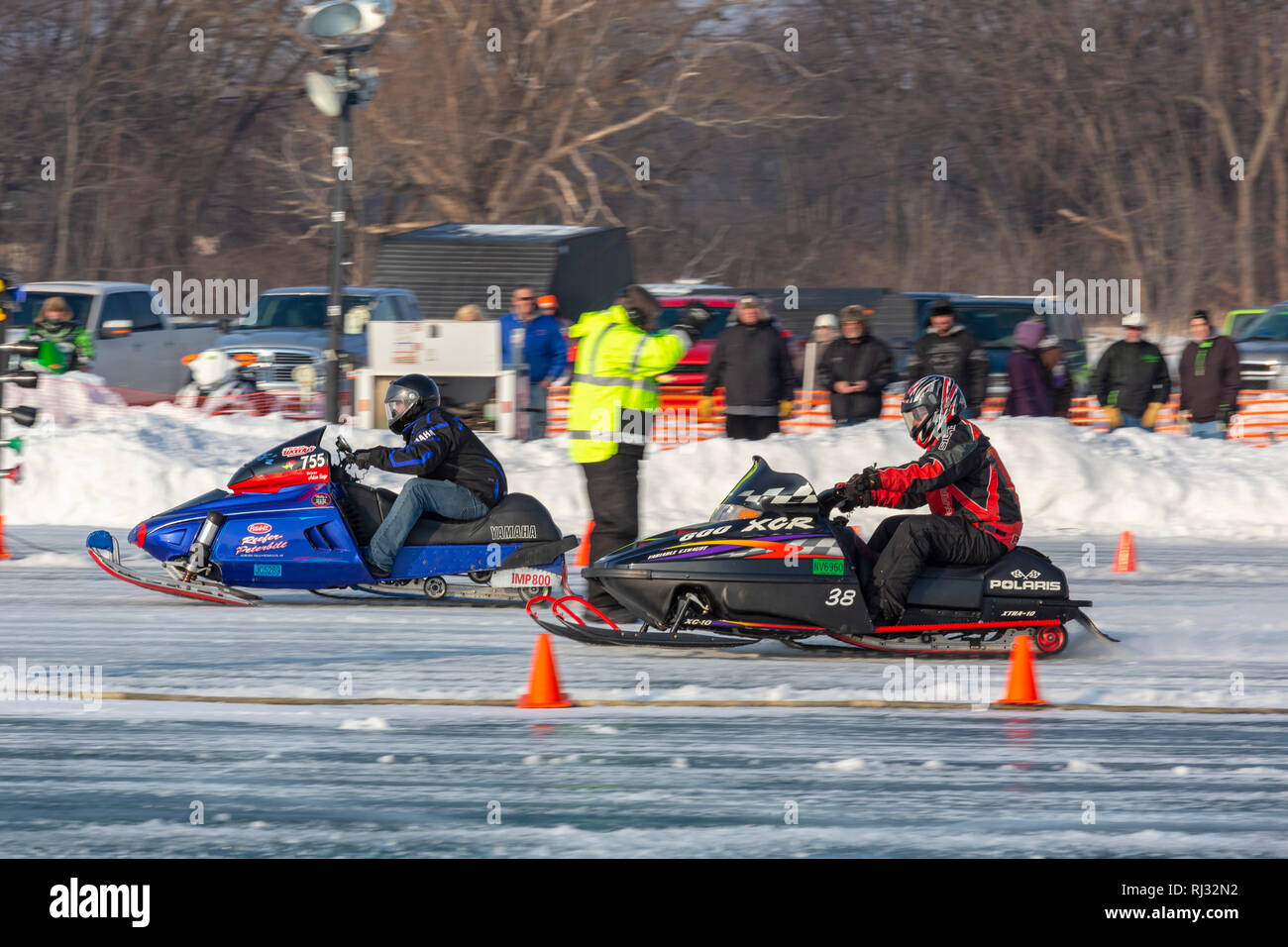 Fair Haven, Michigan - Snowmobile drag racing su Anchor Bay del lago ghiacciato di St Clair. Foto Stock