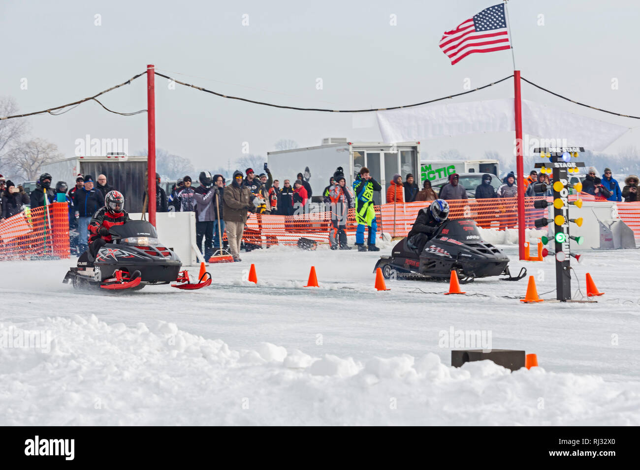 Fair Haven, Michigan - Snowmobile drag racing su Anchor Bay del lago ghiacciato di St Clair. Foto Stock