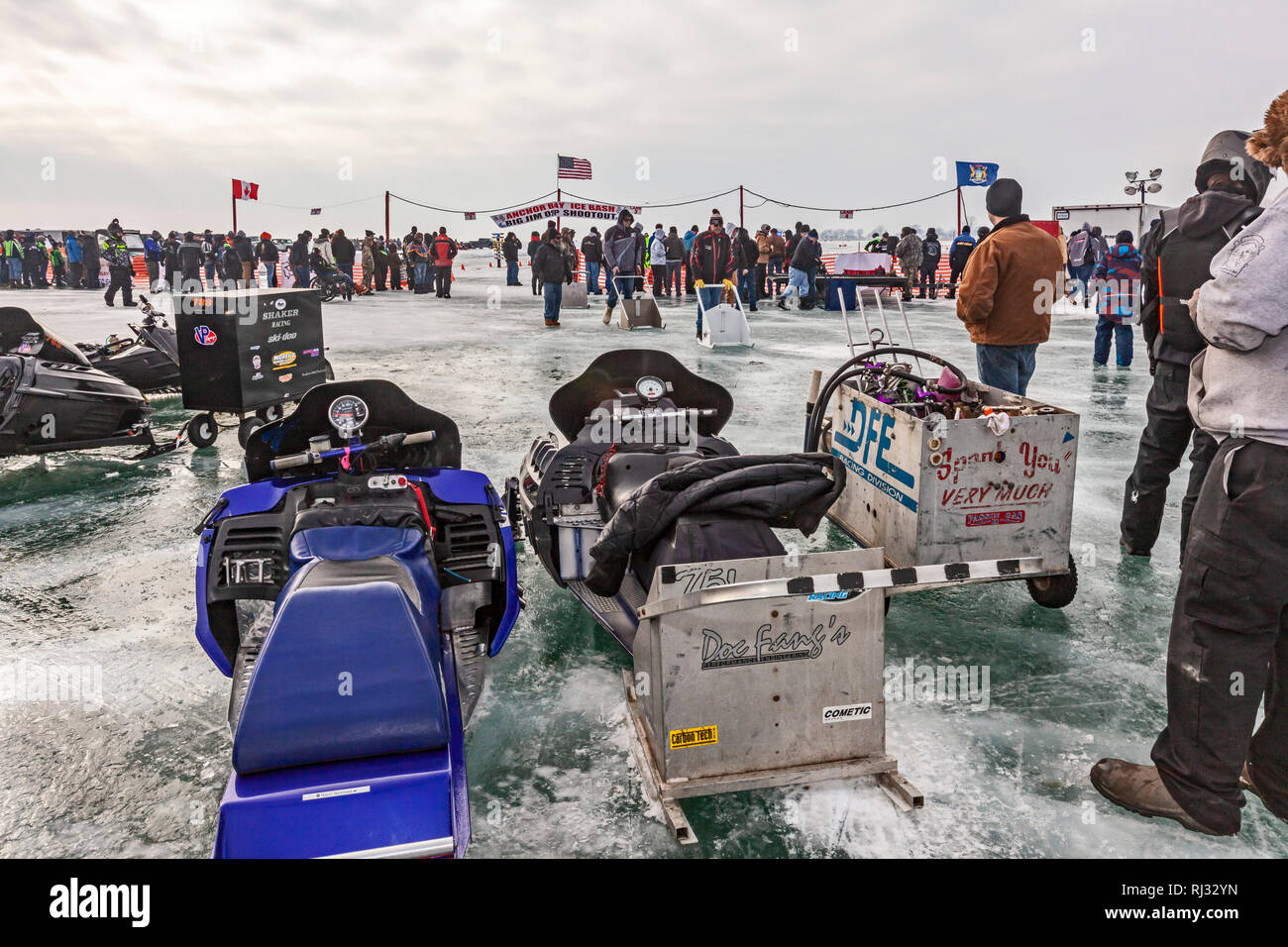 Fair Haven, Michigan - motoslitte pronti a competere in drag racing su Anchor Bay del lago ghiacciato di St Clair. Foto Stock