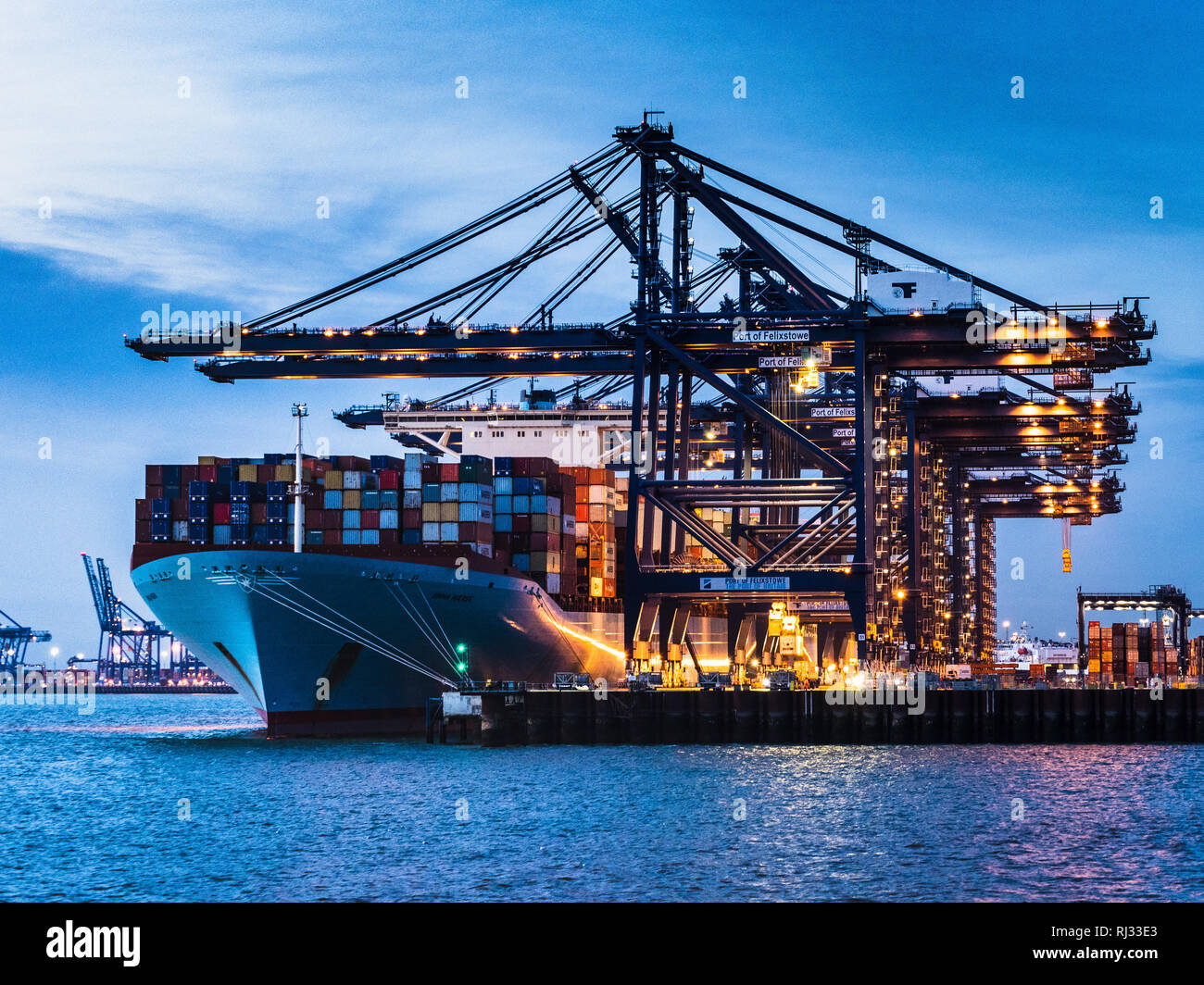Commercio - navi container il carico e lo scarico di container nel porto di Felixstowe, il contenitore più grande porto nel Regno Unito Foto Stock